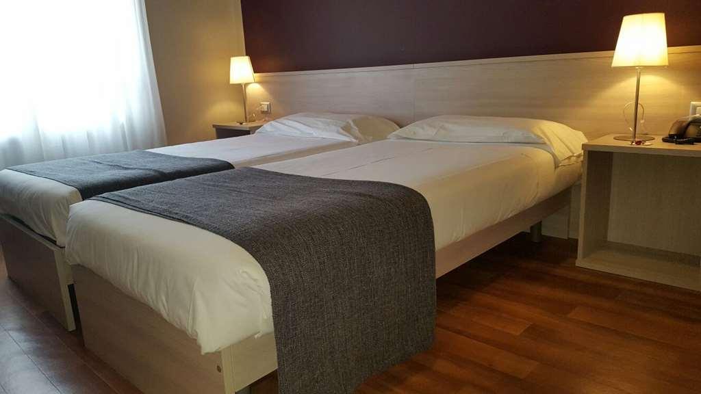 Mokinba Hotels Cristallo Milan Room photo